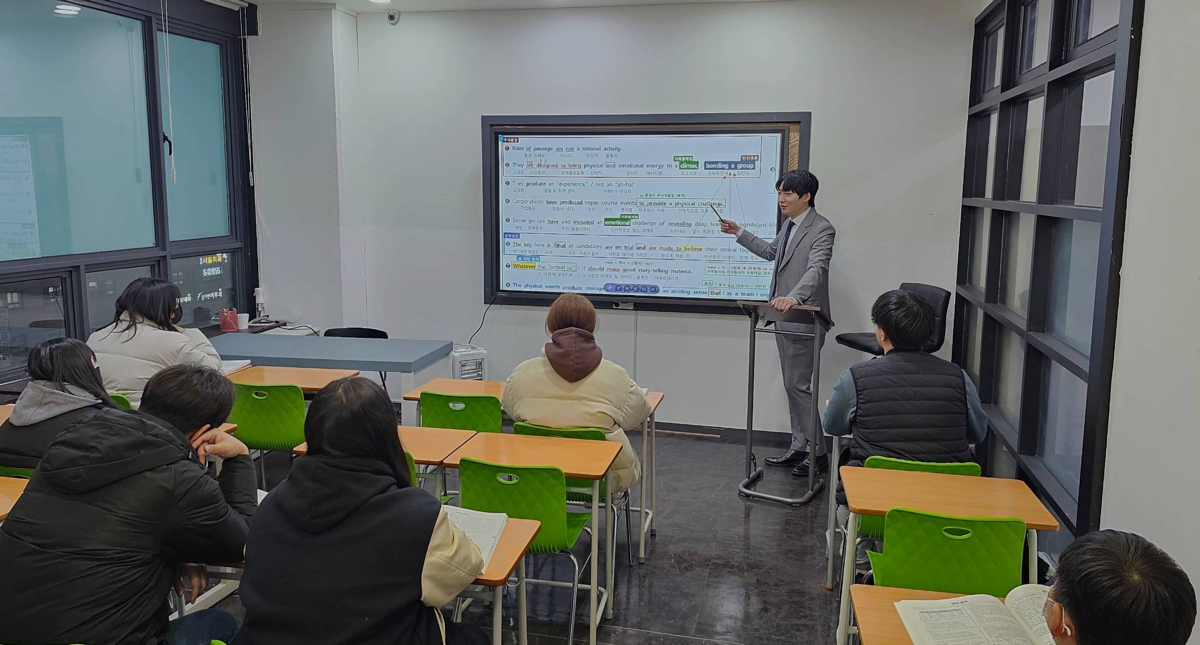 케이탑에듀학원 원장님 영어과목 수업모습